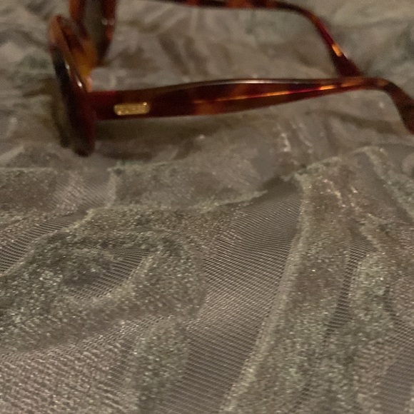 Guess Sunglasses Rounded Tortoiseshell Frame - Picture 2 of 3